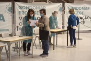 Cerca de 100 mil pessoas vacinadas na quinta-feira. Meta antecipada uma semana