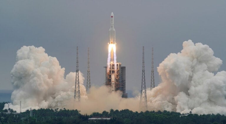 Maior parte do foguetão chinês desintegra-se no regresso à Terra