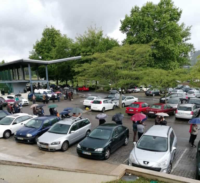 Acumulação de marcações justifica filas de espera no centro de vacinação de Famalicão