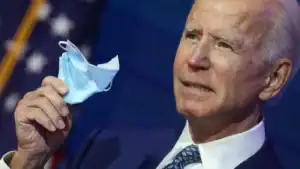 Vacinados deixam de usar máscara. Biden fala em dia memorável