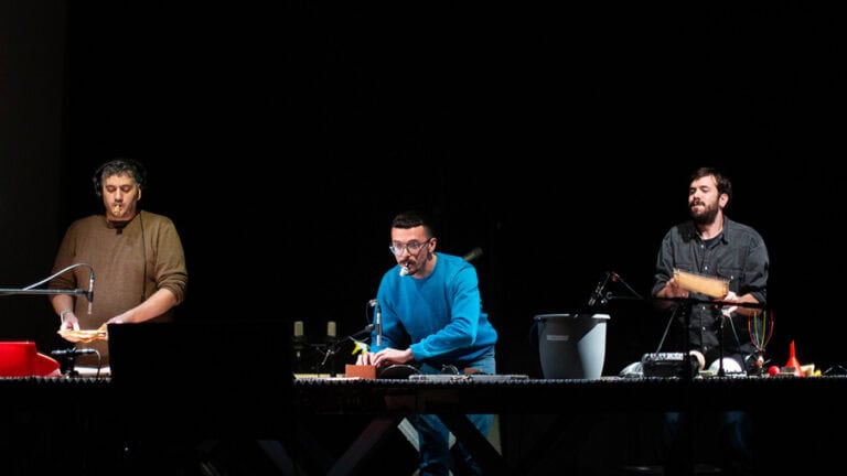 'Amigos Imaginários' no gnration para mostrar ilusão do som no cinema