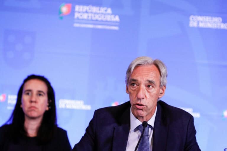 Ministro da Defesa confirma investigação a "fuga de informação" sobre relatório "confidencial"