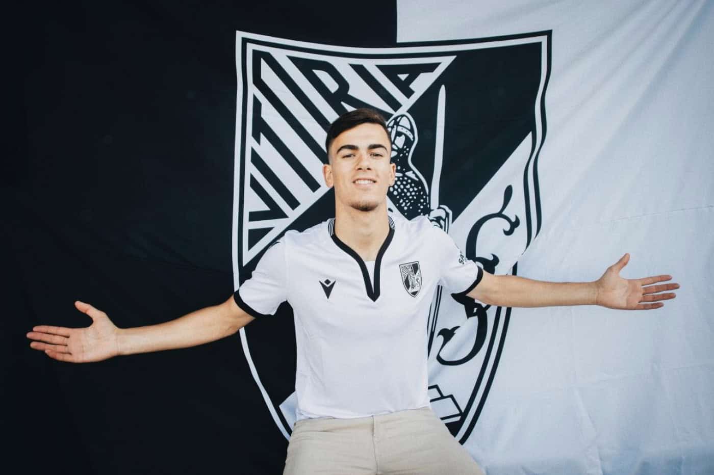 André Amaro renova com o Vitória SC até 2025 e fica com cláusula de 50 ME