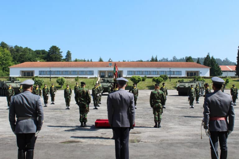 Um mês depois, 23 novos soldados juram bandeira no RC6