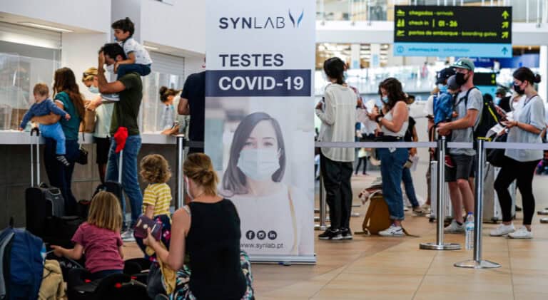 Enchentes de turistas britânicos no aeroporto de Faro para regresso ao Reino Unido