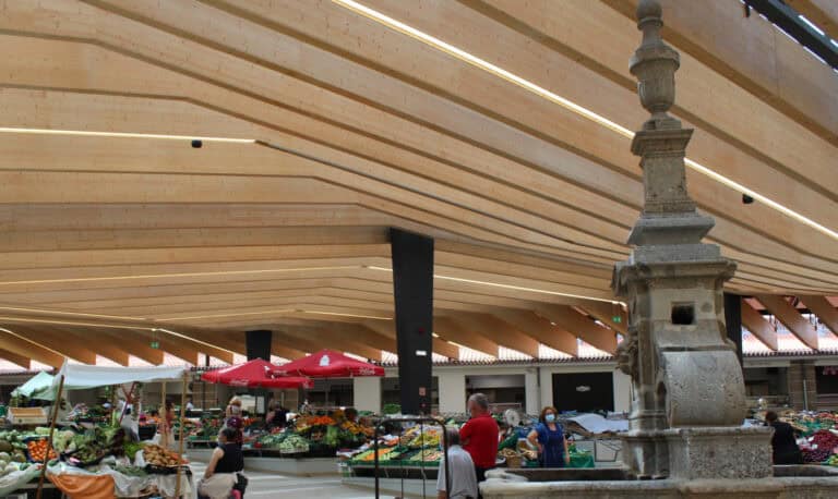 Vendedores do novo mercado de Braga com prejuízos diários devido ao calor