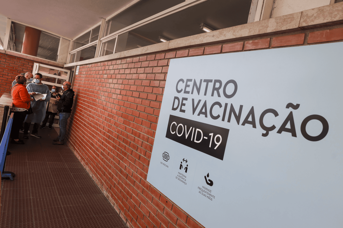 Maiores de 55 anos podem ser vacinados sem marcação prévia a partir de hoje