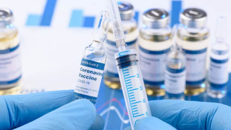 Cinco mortos e 1.231 infetados entre pessoas com vacinação completa