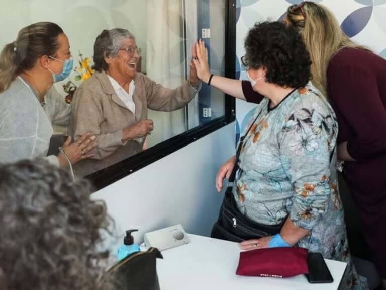 Ministra da Saúde afasta limitação de visitas a lares