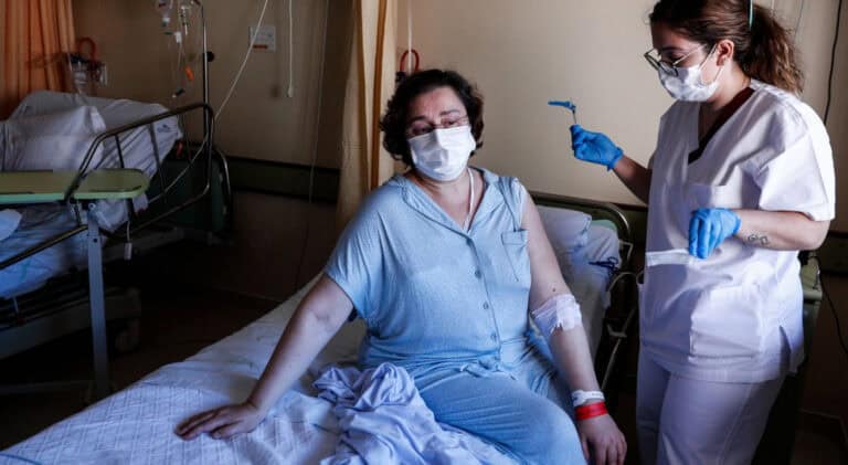 Um terço da população com vacinação completa