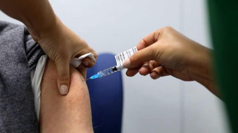 Todas as vacinas aprovadas na UE parecem proteger contra variantes