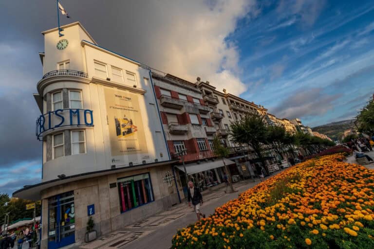 "As restrições de movimento acrescentam dificuldades sobretudo ao turismo"