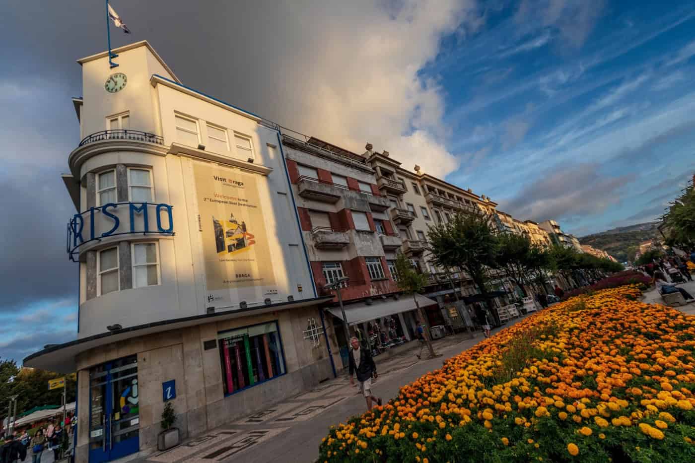 "As restrições de movimento acrescentam dificuldades sobretudo ao turismo"