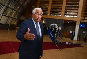 Primeiro-ministro retoma agenda pública após novo teste negativo