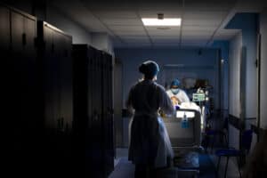 Objetivo de 120 mil vacinas por dia leva a longas filas para a vacinação