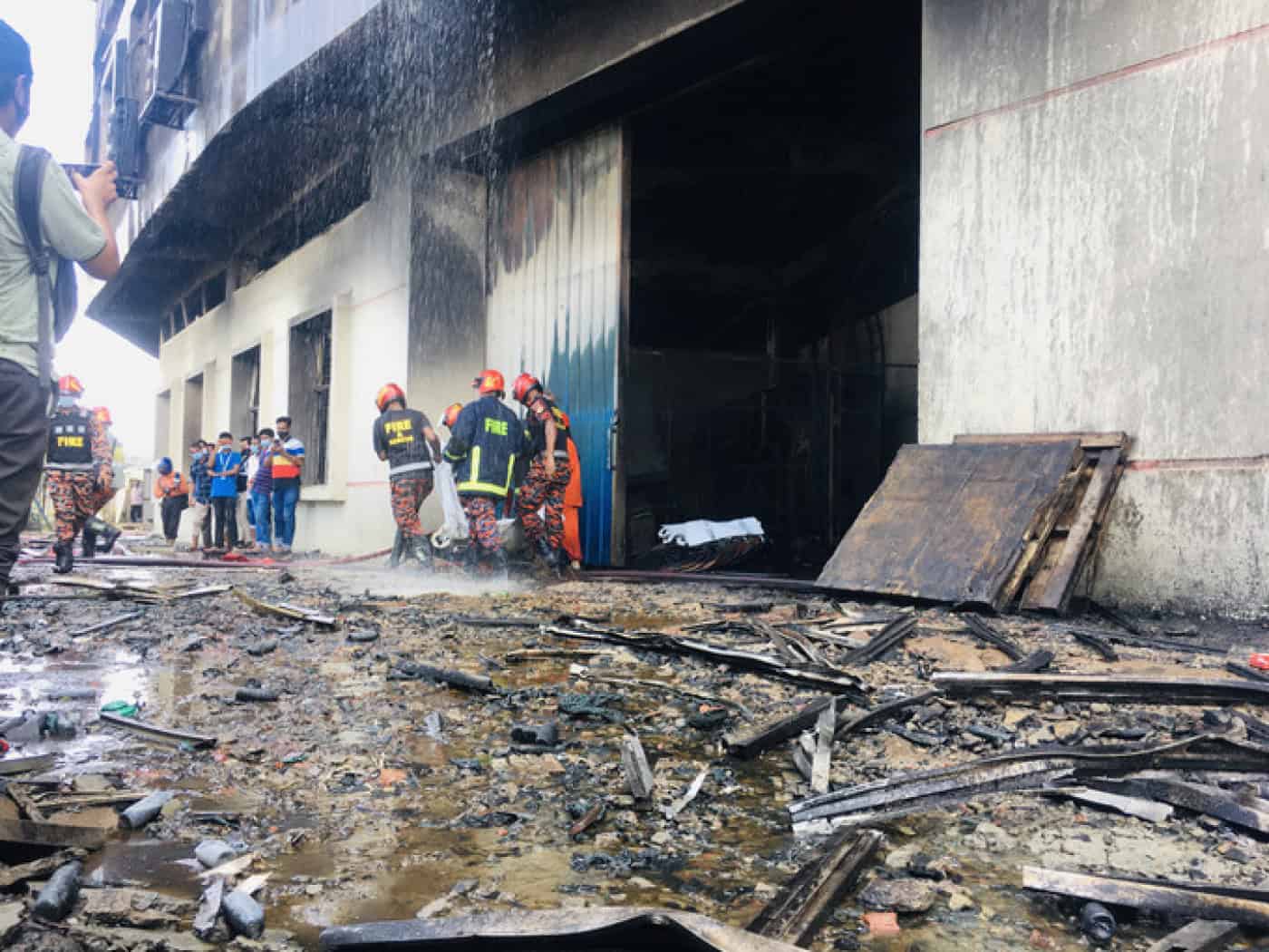 Mais de 50 mortos em incêndio em fábrica no Bangladesh