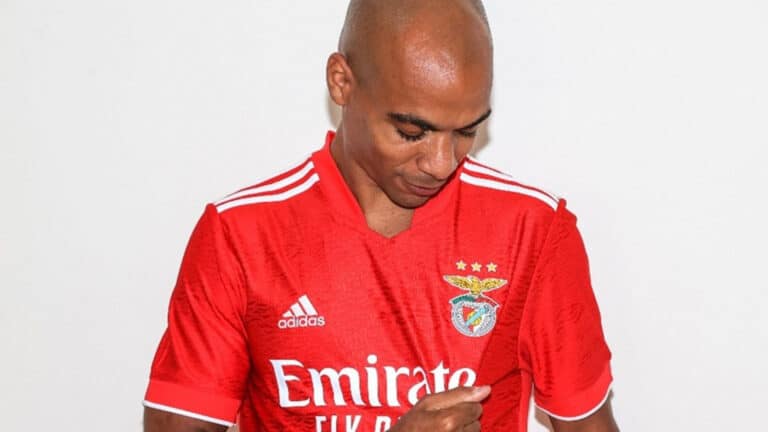 João Mário assina pelo Benfica