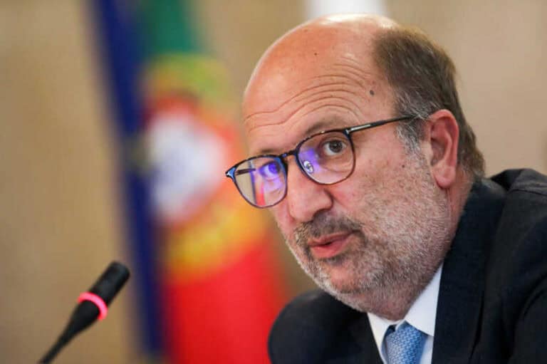 Carro do ministro do Ambiente apanhado a 200 km/h na A2