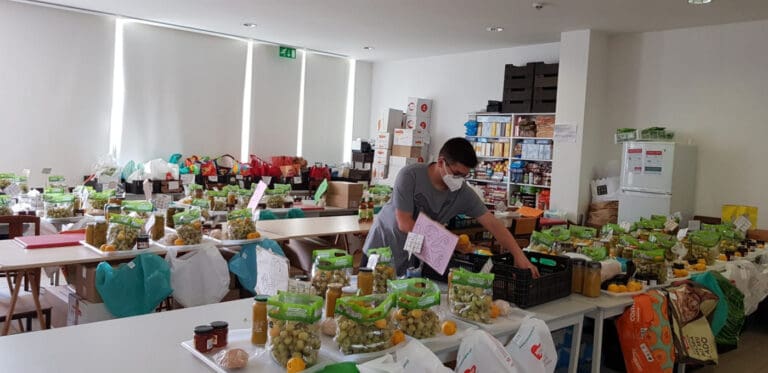 Virar a Página ajuda atualmente cem famílias, mas precisa de voluntários&nbsp;