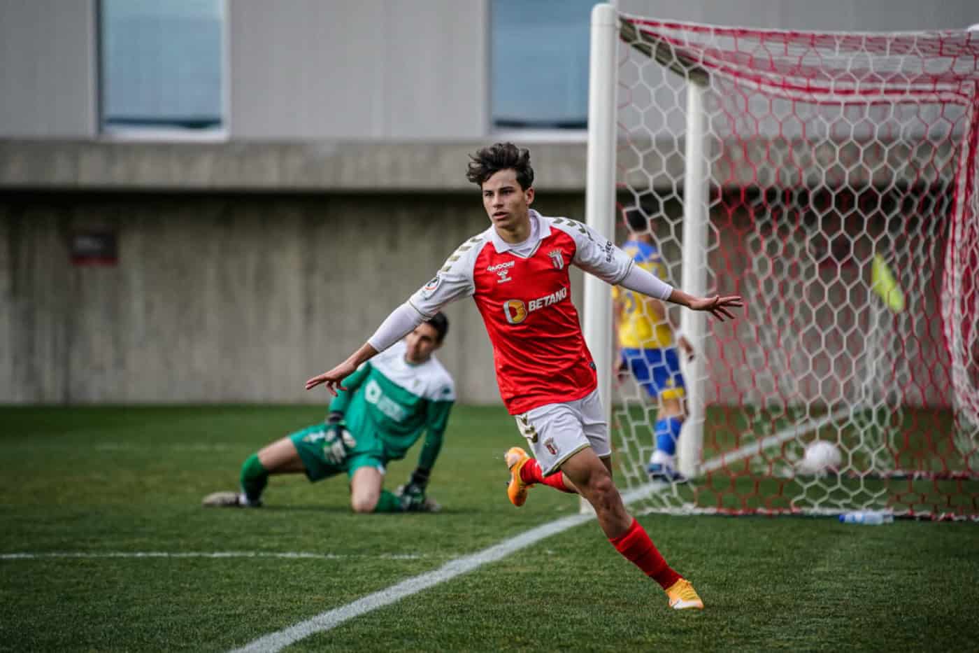 Rodrigo Gomes prolonga contrato com o SCB até 2026