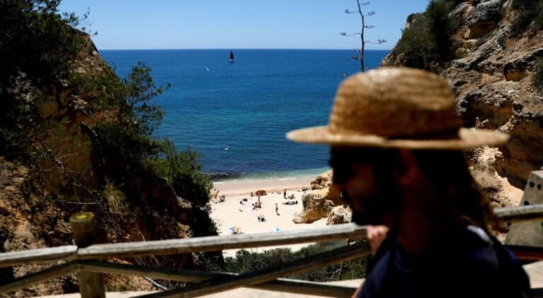 Sondagem. Menos portugueses pensam fazer férias fora de casa