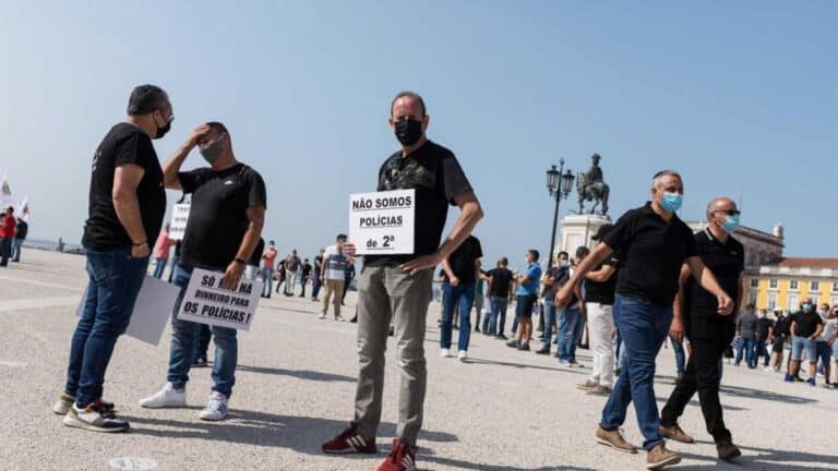 Polícias voltam aos protestos devido ao subsídio de risco em dia de reunião no MAI&nbsp;