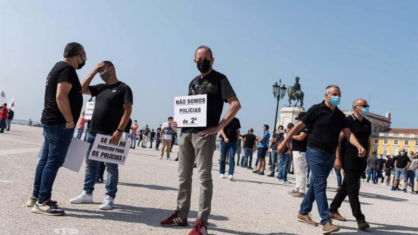 Polícias voltam aos protestos devido ao subsídio de risco em dia de reunião no MAI