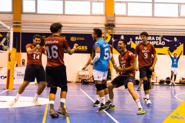 Equipa de voleibol masculino da AAUMinho conquista bicampeonato