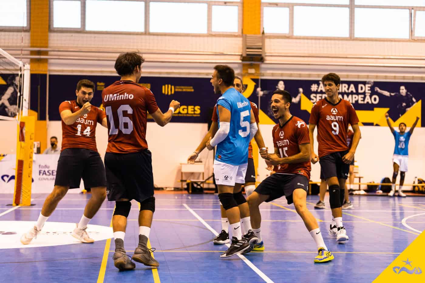 Equipa de voleibol masculino da AAUMinho conquista bicampeonato