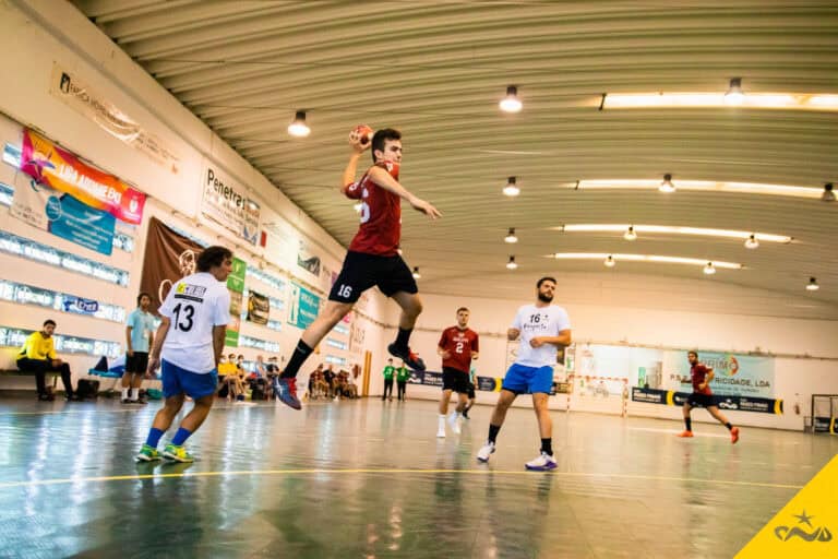 Equipa de andebol masculino da AAUMinho vence tricampeonato universitário