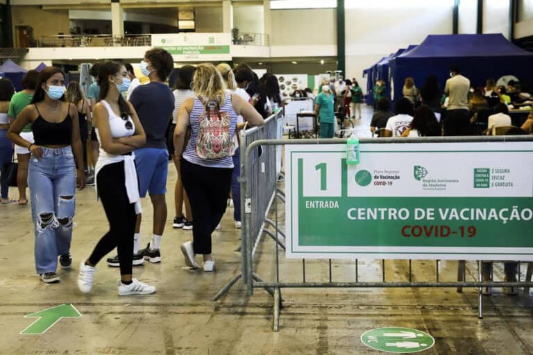 Covid-19: Disponível autoagendamento de vacinação para pessoas com 16 ou mais anos&nbsp;