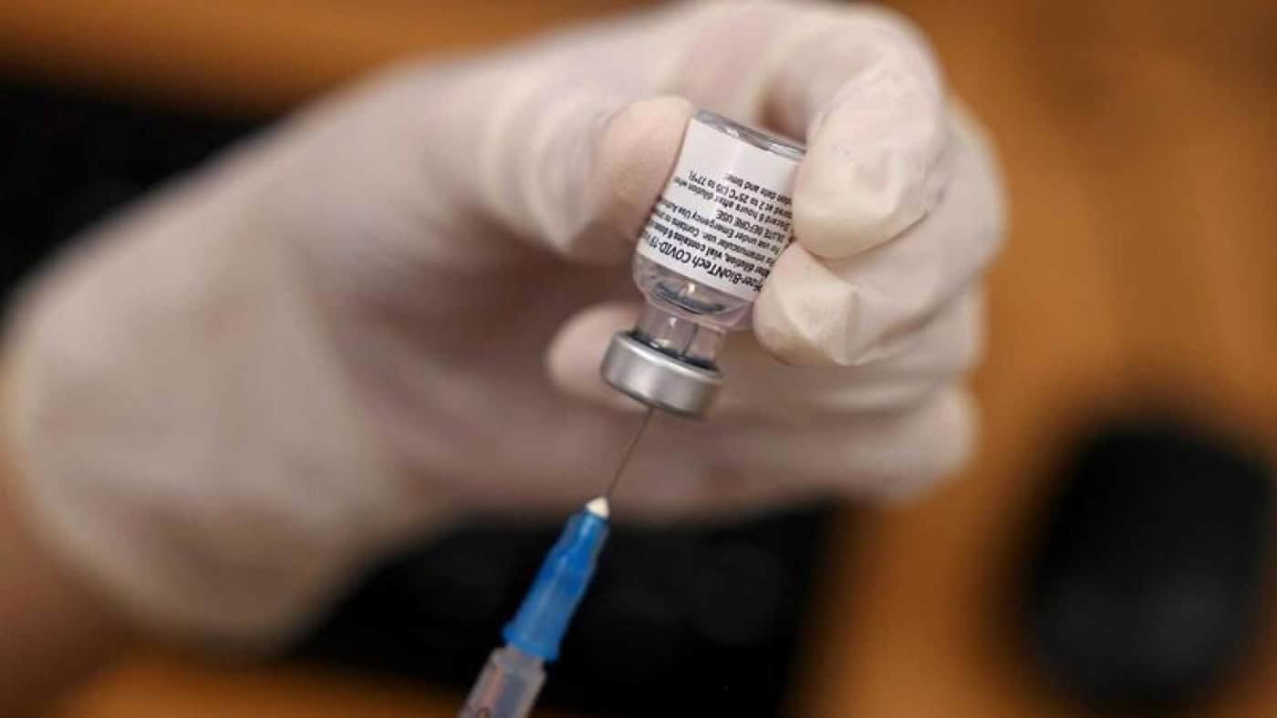 DGS encurta intervalo entre doses vacina Pfizer