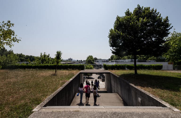 Portugal é o quinto país da UE onde os jovens saem mais tarde de casa dos pais