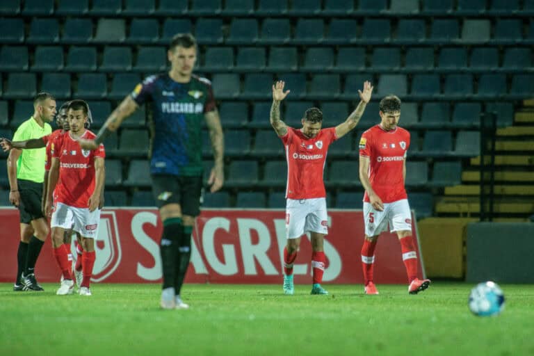 Santa Clara e Moreirense empatam em final com três golos nos descontos