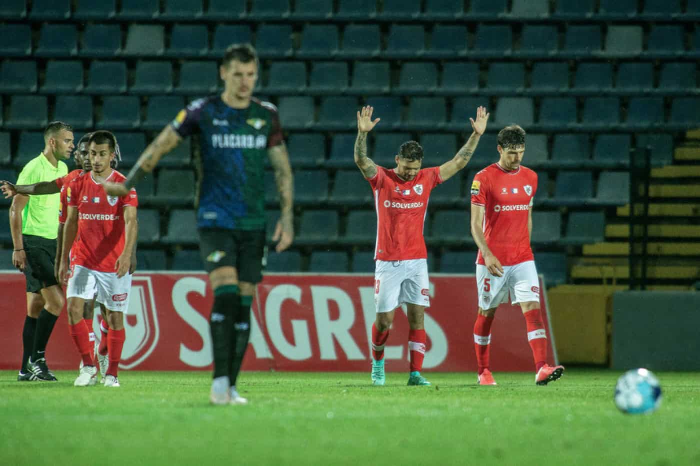 Santa Clara e Moreirense empatam em final com três golos nos descontos