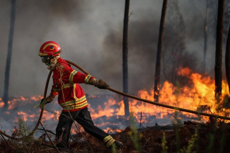 Várias pessoas retiradas preventivamente devido a fogo em Castro Marim