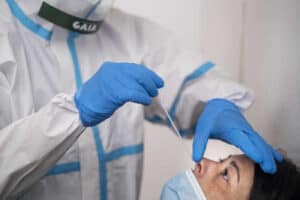 Infeciologista defende fim de isolamento profilático para quem está totalmente vacinado