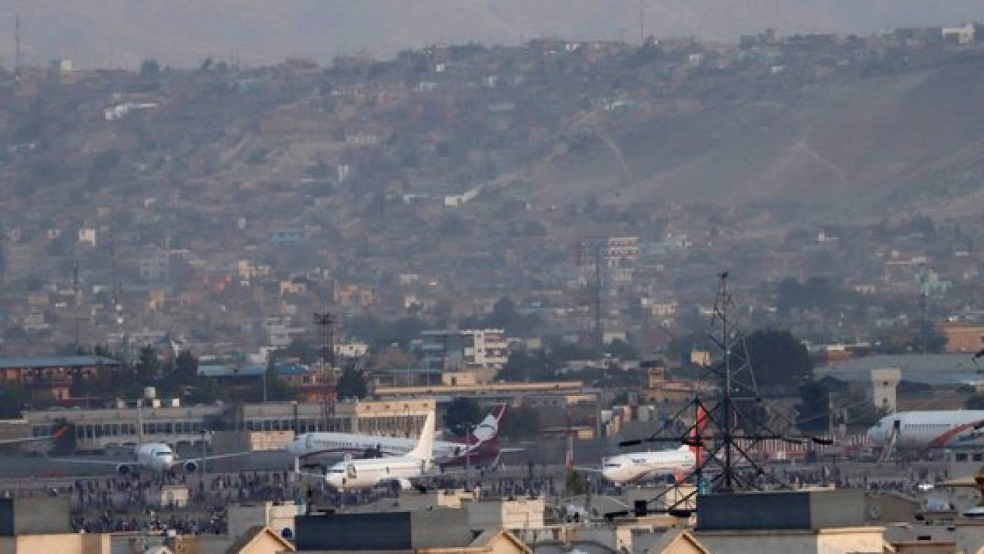 Sete mortos no aeroporto de Cabul, alguns caíram de avião em voo&nbsp;