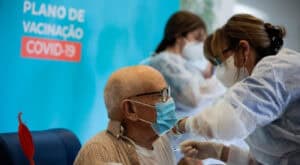 Estudo revela que 63% dos idosos têm anticorpos seis meses após vacinação