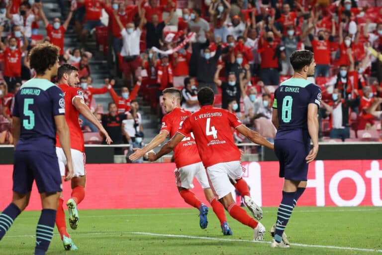 Benfica vence PSV Eindhoven e fica em vantagem no 'play-off' para a 'Champions'&nbsp;