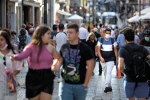 Médico da UMinho diz que avanço no desconfinamento "é válido" mas defende fim de máscara na rua