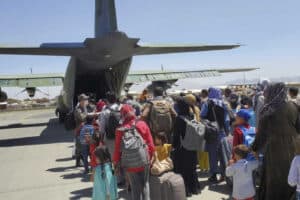 Aliados pedem a cidadãos que saiam do aeroporto de Cabul devido a "ameaças terroristas"