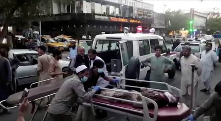 Estado Islâmico reivindica ataque no aeroporto de Cabul que provocou dezenas de mortos