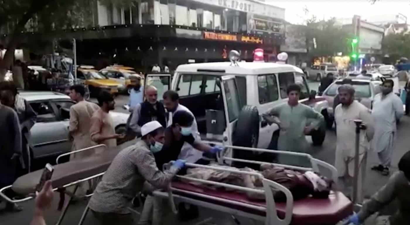 Estado Islâmico reivindica ataque no aeroporto de Cabul que provocou dezenas de mortos