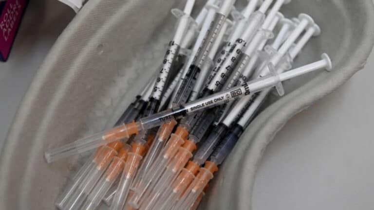 Vacinas de mRNA conferem “proteção substancial” dos idosos&nbsp;