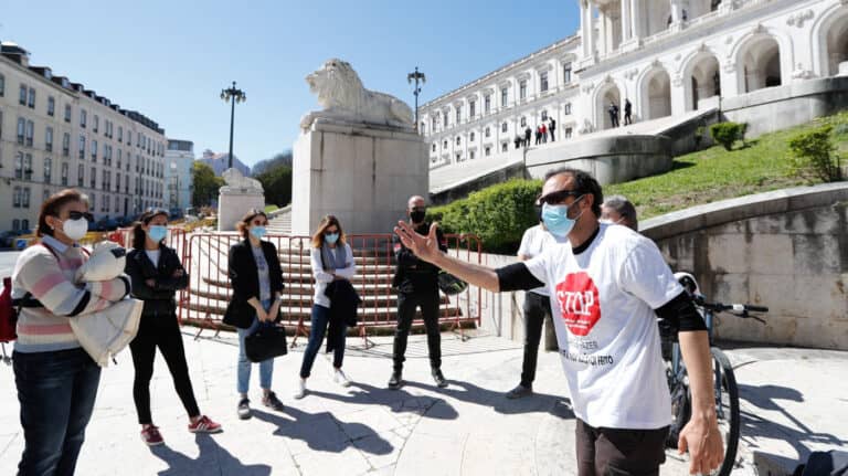 Profissionais de educação concentram-se em frente à Câmara de Barcelos