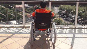 Lucas sofre de doença rara e pede ajuda para comprar plataforma elevatória