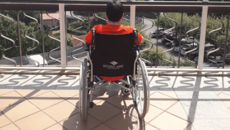 Lucas sofre de doença rara e pede ajuda para comprar plataforma elevatória