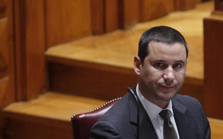 Governo assume compromisso de "conter" preços da eletricidade no próximo ano