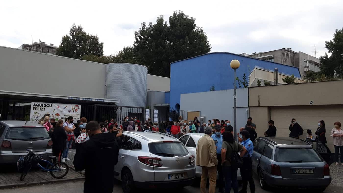 Pais fecham EB 1 de Santa Tecla a cadeado. CMB garante obra para "muito em breve"